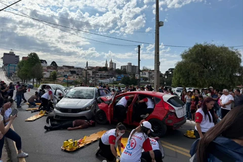 Simulação de acidente mobiliza equipes de saúde em Castro