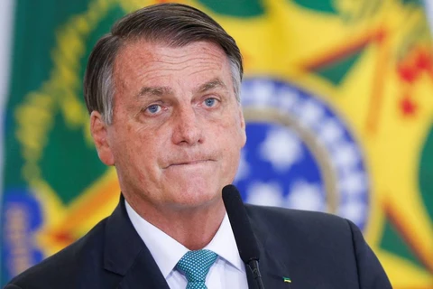 Bolsonaro tem nova crise e família avalia ida a hospital, diz filho