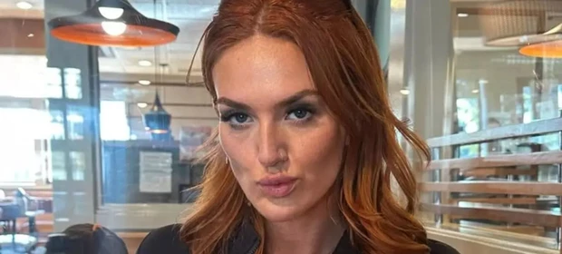 Influencer com duas genitais vende absorvente usado por R$ 35 mil: "É uma loucura"