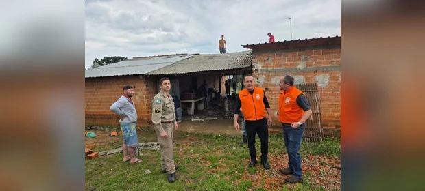 Vendaval e granizo atingem São João do Triunfo e deixam dezenas de residências danificadas