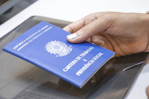 Setores industriais mantêm saldo positivo de empregos no Paraná