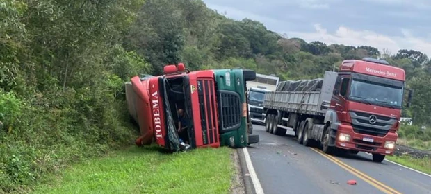 Caminhão tomba na PR-438 em trecho entre Guaragi e Teixeira Soares
