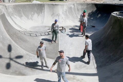 Prefeitura de Curitiba constrói pista pública de skate inspirada em bowl lendário da Califórnia