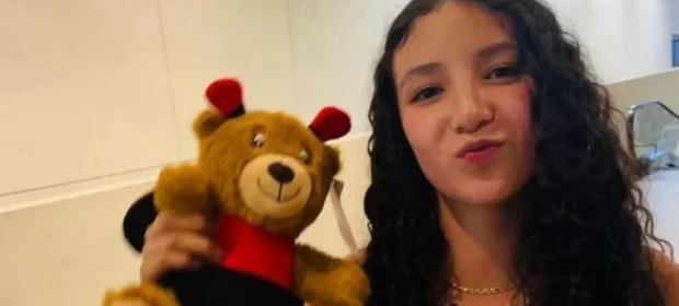 Adolescente ganha silicone de aniversário de 15 anos do padrasto e morre
