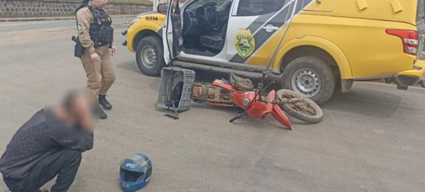 Motociclista sem CNH perde o controle e bate em viatura da PM na região