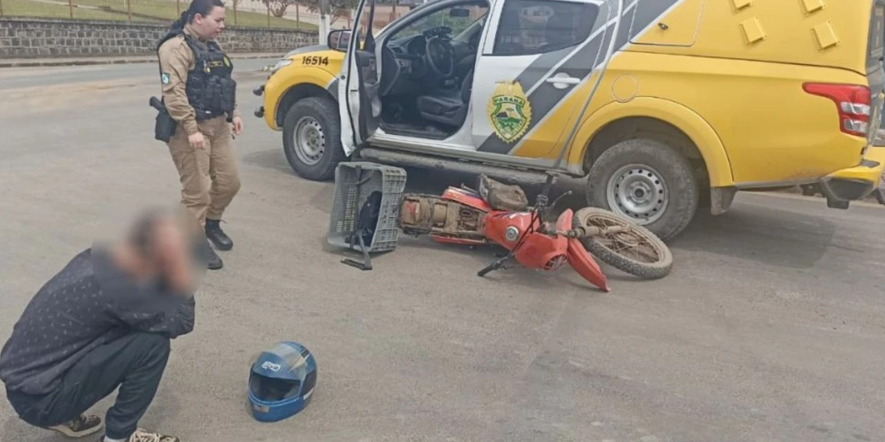 Motociclista sem CNH perde o controle e bate em viatura da PM na região