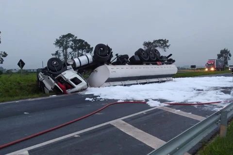 Acidente com caminhão interdita trecho da PR-151 em Carambeí