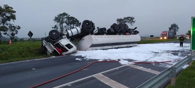Acidente com caminhão interdita trecho da PR-151 em Carambeí