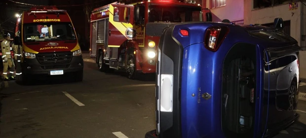 Colisão entre veículos termina em tombamento no Centro de Ponta Grossa; veja fotos