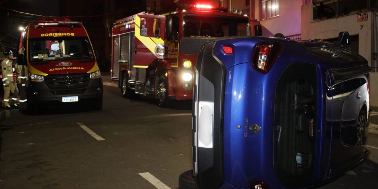 Colisão entre veículos termina em tombamento no Centro de Ponta Grossa; veja fotos