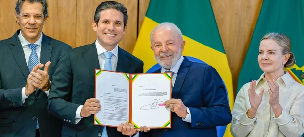 “É uma vitória do povo trabalhador brasileiro”, afirma Gleisi após aprovação da isenção de IR para salários de até R$ 5 mil