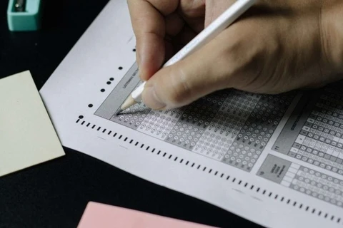 Universidade no PR abre teste seletivo com salários de até R$ 7,6 mil; veja como participar