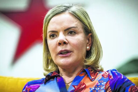 Câmara aprova isenção de imposto de renda para renda; Gleisi Hoffmann comemora "justiça tributária"