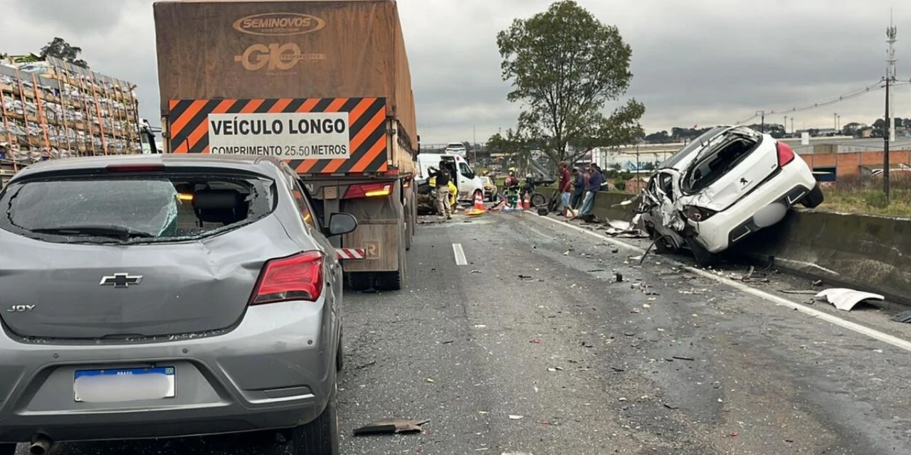 Carro é esmagado em grave engavetamento na BR-116; sete veículos envolvidos
