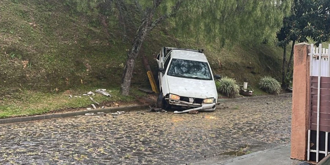 Carro 'trava volante' e despenca em condomínio no Nova Rússia; veja fotos do acidente