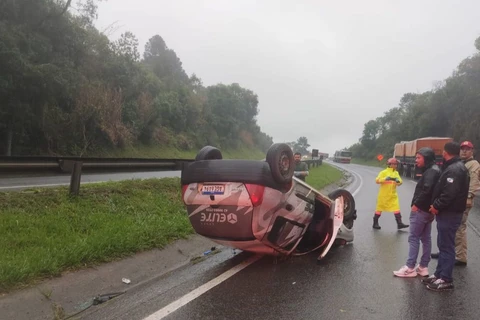 Motorista fica ferido após capotar veículo na PR-151