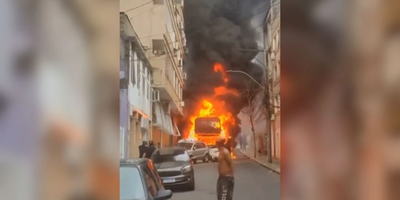 Vídeo: Ônibus com estudantes pega fogo após atingir fios e bater em carros estacionados