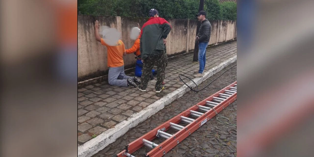 Suspeitos se disfarçam de funcionários de telefonia e são presos por furto em Piraí do Sul