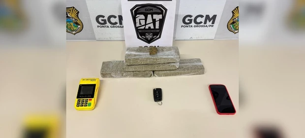 Delivery de maconha é flagrado pela GM em Oficinas; dupla foi presa