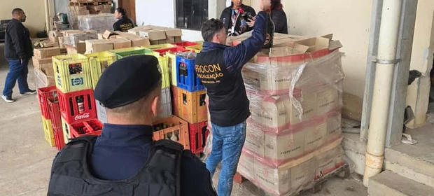 Fiscalização descarta 12 mil litros de bebidas e encontra produtos vencidos em PG