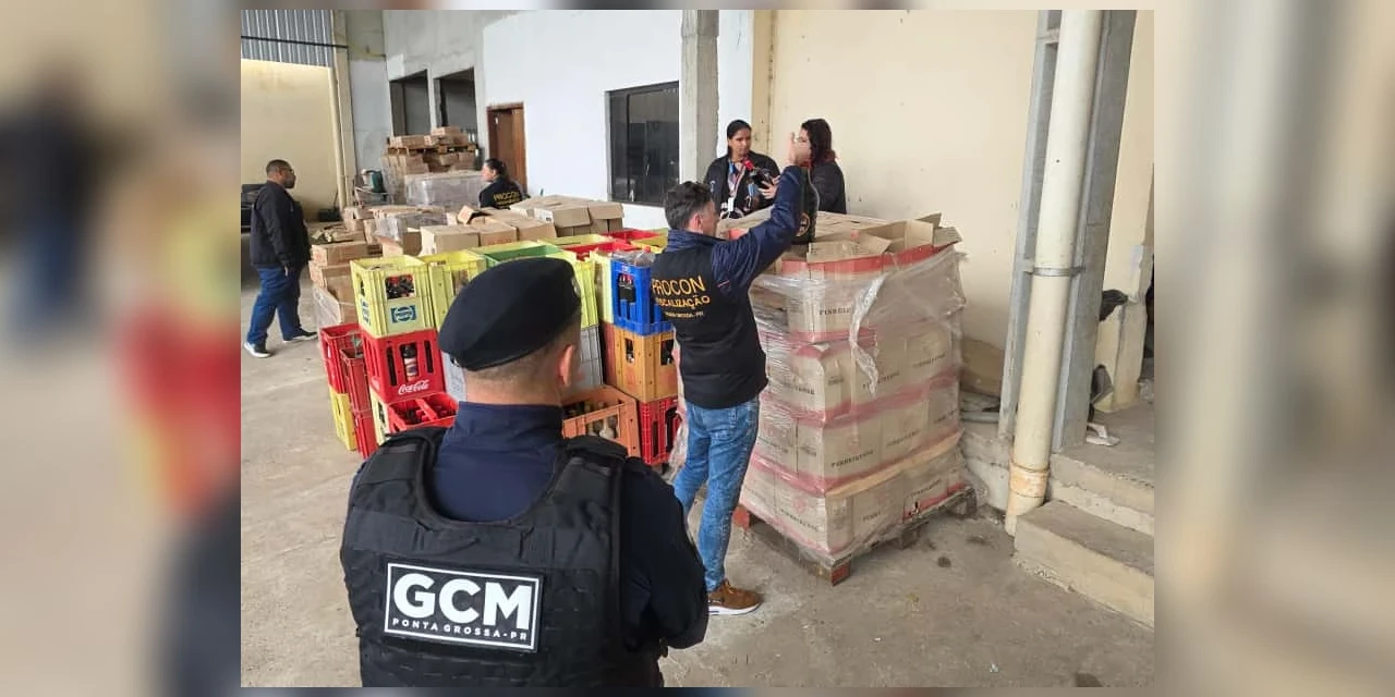 Fiscalização descarta 12 mil litros de bebidas e encontra produtos vencidos em PG
