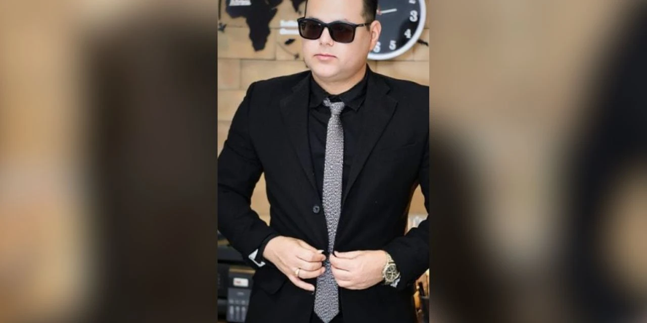 Prefeito viraliza ao publicar ensaio de cueca para comemorar aniversário