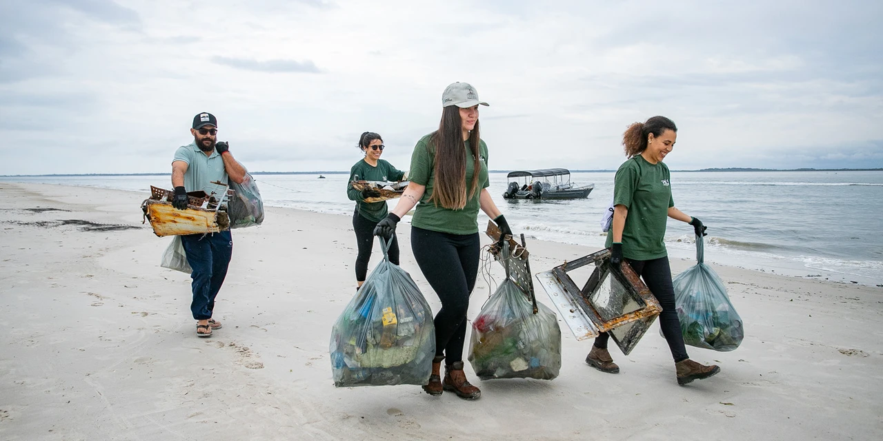 Mutirão de Limpeza das Praias da Ilha do Mel recolhe quase 11 toneladas de resíduos