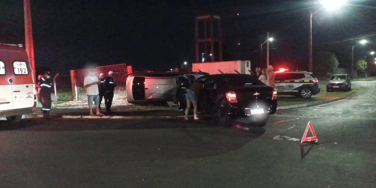 HB20 tomba após colisão em rotatória no bairro Boa Vista