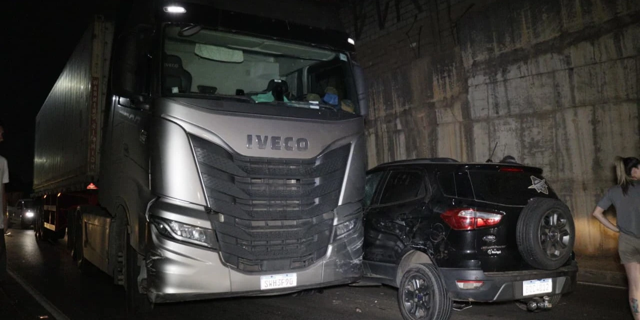 Caminhão arrasta EcoSport por cerca de 50 metros após colisão na trincheira do Los Angeles em PG