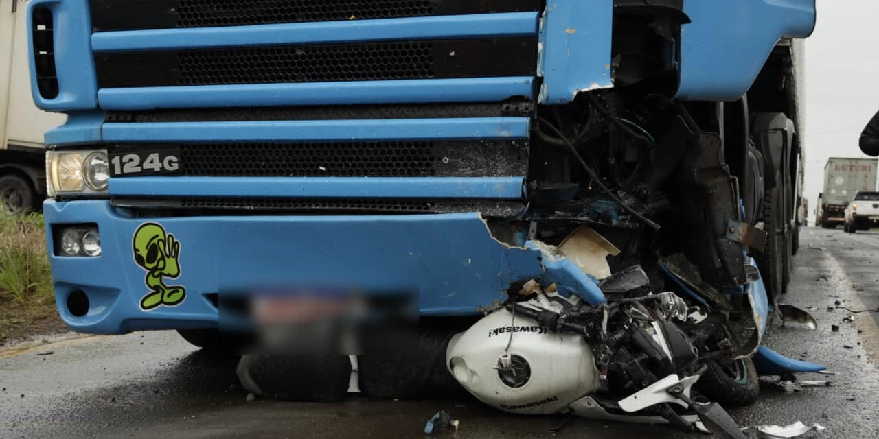 Imagens revelam gravidade da colisão que deixou motociclista gravemente ferido em Ponta Grossa