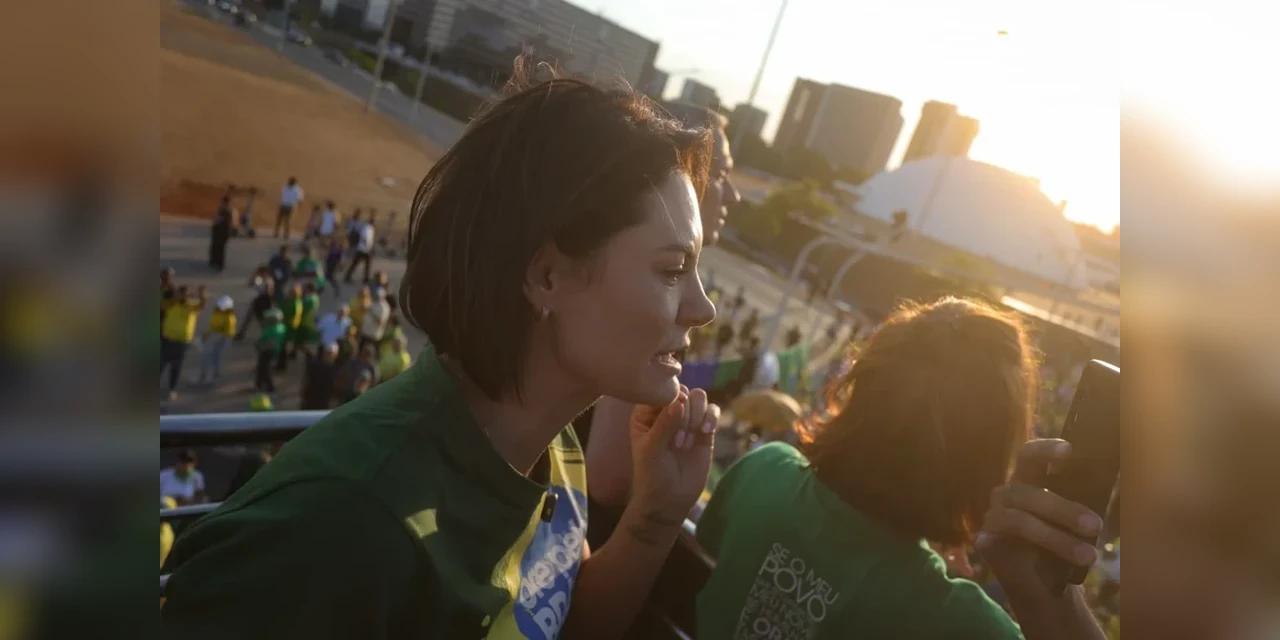 Em ato em Brasília, Michelle Bolsonaro critica prisão domiciliar do ex-presidente e pede anistia