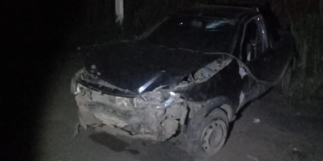 Motorista fica ferido após colidir com placa de sinalização na PR-170