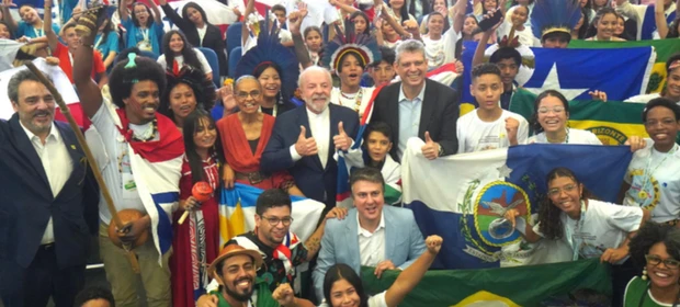 Estudantes entregam a Lula carta-compromisso por um Brasil mais sustentável