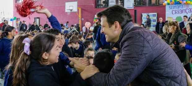 Prefeito abre a Semana das Crianças com festa para mais de 400 estudantes no Fazendinha