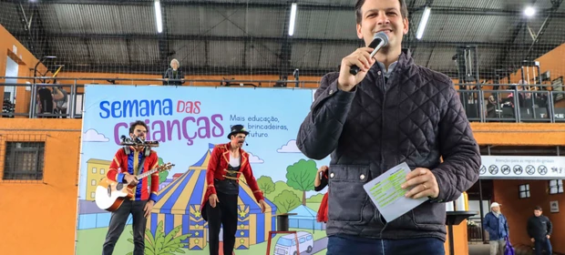 Com gargalhadas, presentes e presença do prefeito, estudantes do Pinheirinho comemoram a Semana das Crianças