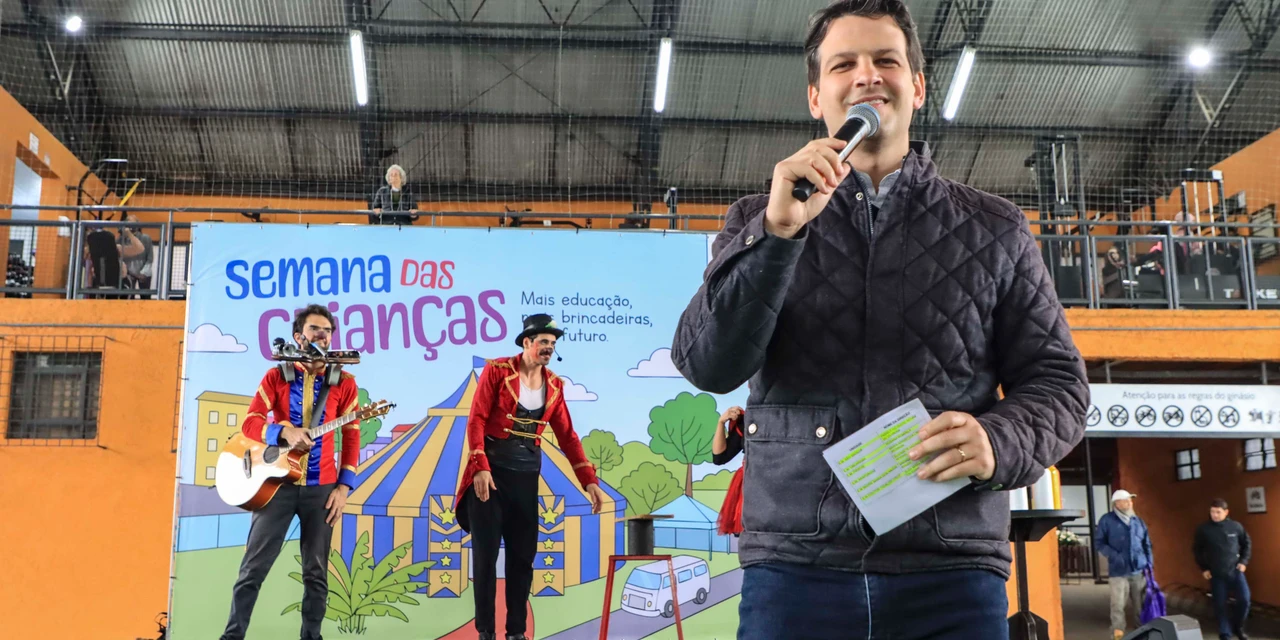 Com gargalhadas, presentes e presença do prefeito, estudantes do Pinheirinho comemoram a Semana das Crianças