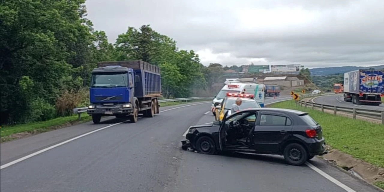 Condutora e passageiro ficam feridos em colisão na PR-151