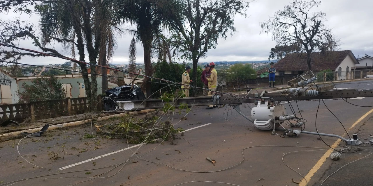 Mais de 90 imóveis continuam sem luz após carro derrubar postes em Ponta Grossa