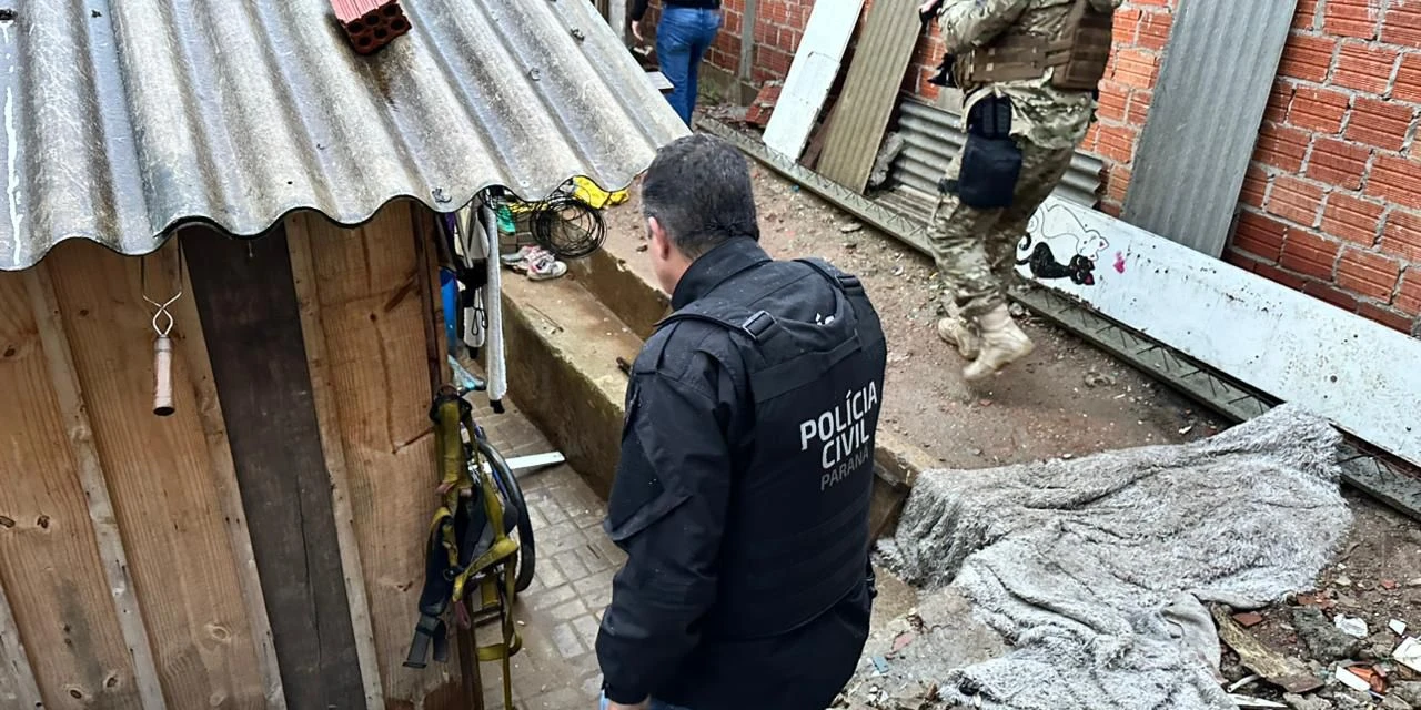Operação integrada prende 25 pessoas e desmonta sistema de monitoramento clandestino em vila no Paraná