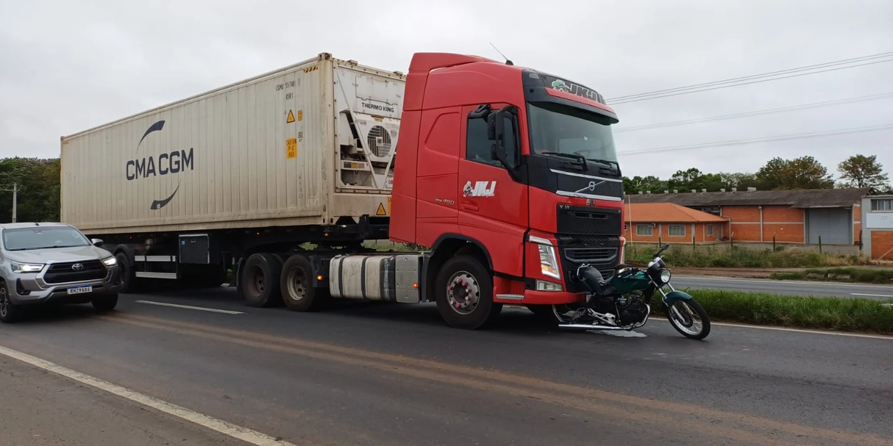 Moto fica presa a caminhão após acidente na BR-376
