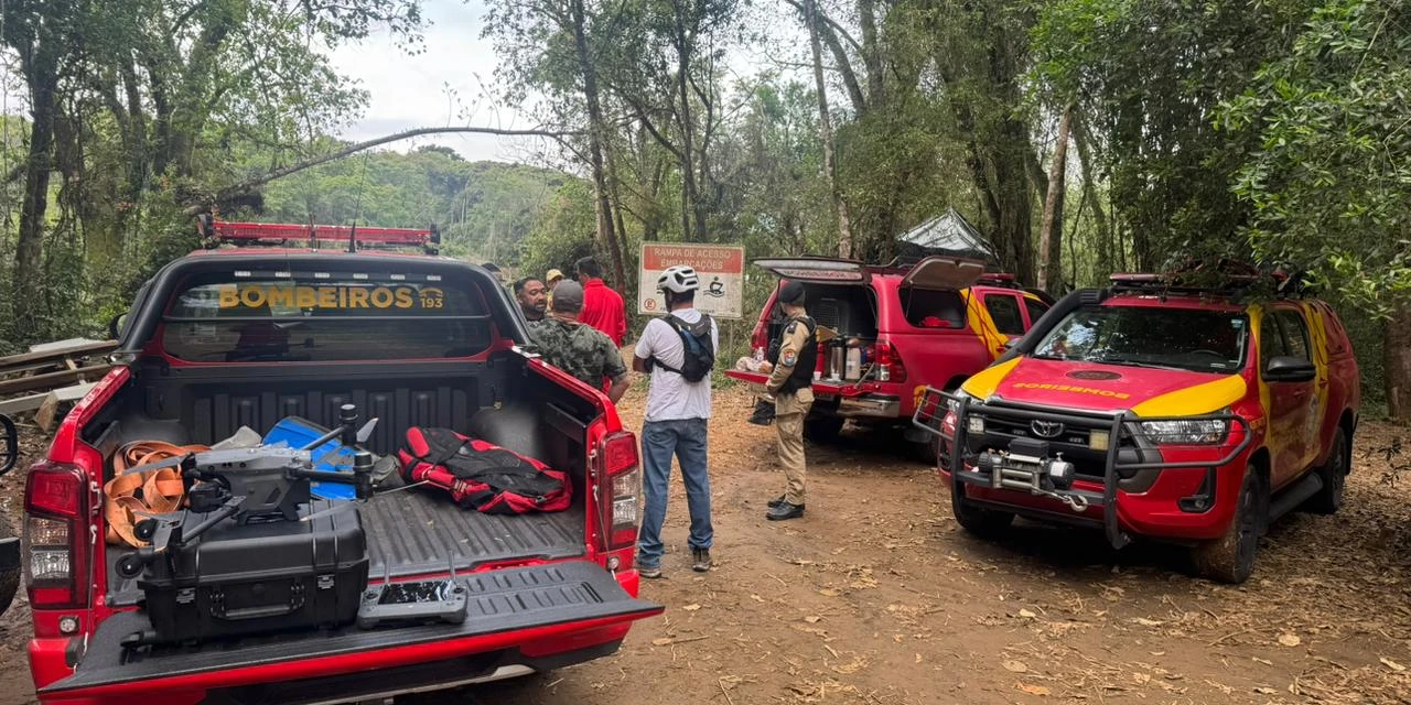 Fotos: Bombeiros seguem buscas por menino desaparecido em Tibagi com uso de sonar, cães e drones
