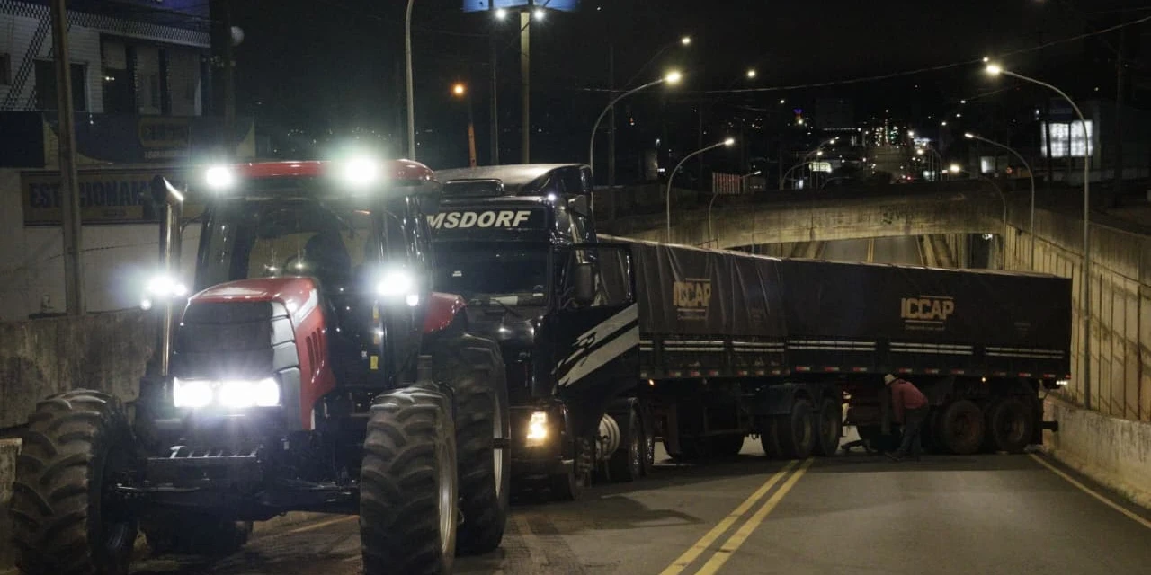 Caminhão trava viaduto do Nova Rússia e causa bloqueio total nos dois sentidos; confira fotos