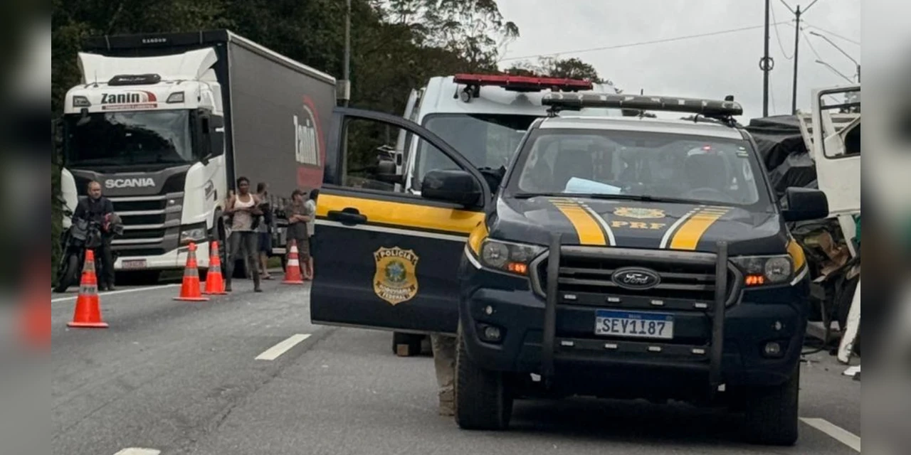 Grave acidente entre caminhões interdita totalmente a BR-376 e deixa uma vítima fatal