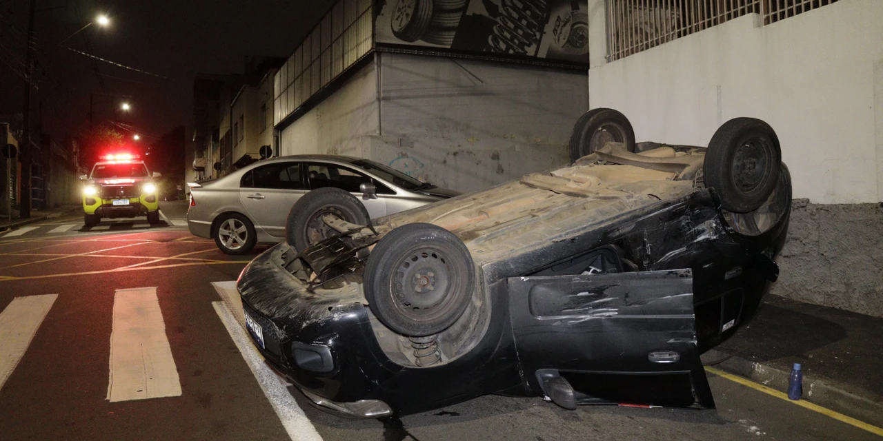 Motorista sem CNH causa acidente e capota carro com quatro pessoas em PG