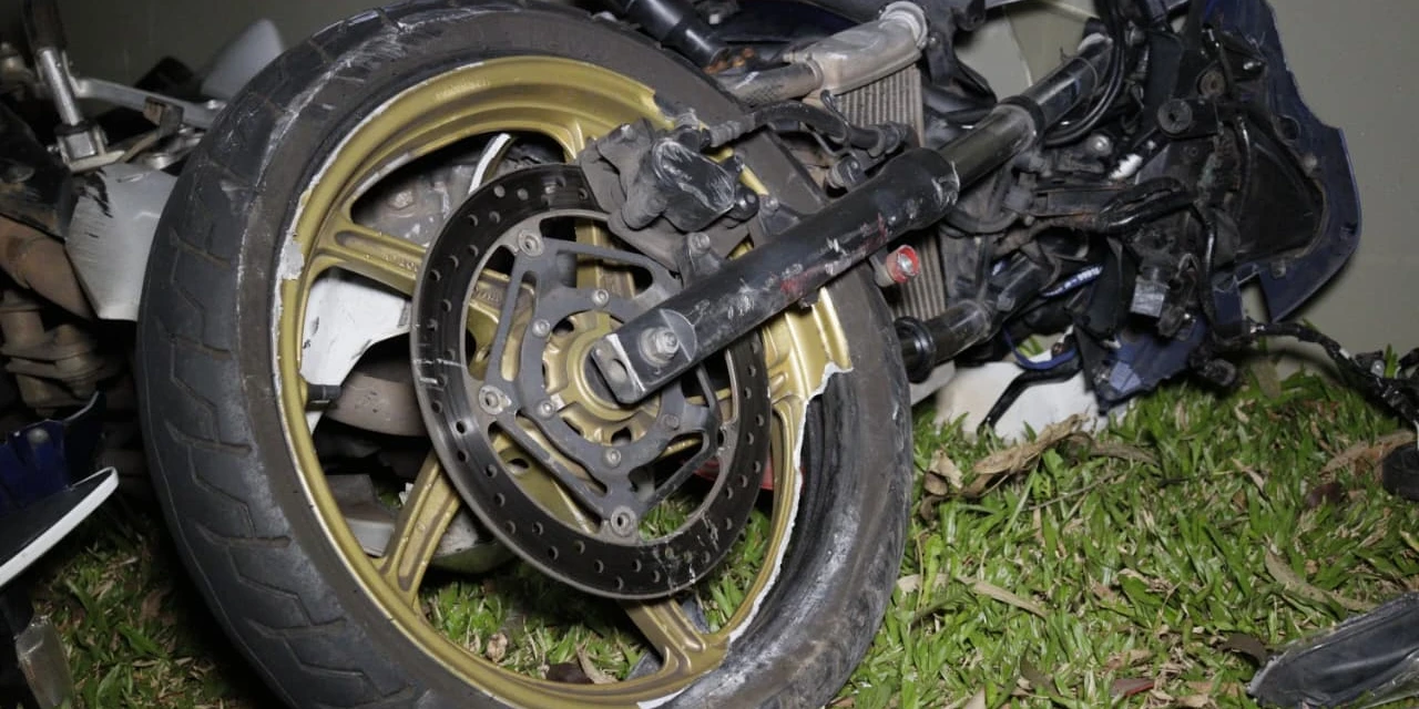 Colisão auto x moto deixa jovem de 25 anos com ferimentos graves no Contorno