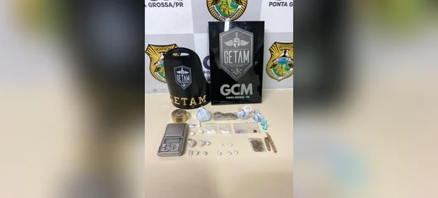 Rapaz escapa de abordagem da GCM, mas deixa sacola com entorpecentes para trás