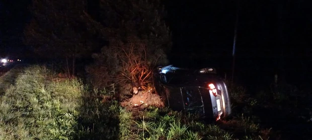 Carro com alerta de furto tomba após colidir com árvore na PR-151