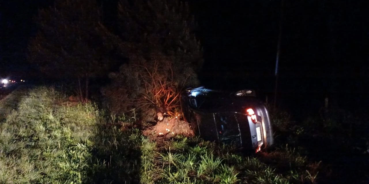 Carro com alerta de furto tomba após colidir com árvore na PR-151