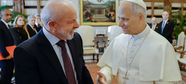 Lula se reúne com papa Leão XIV e faz convite para a COP30