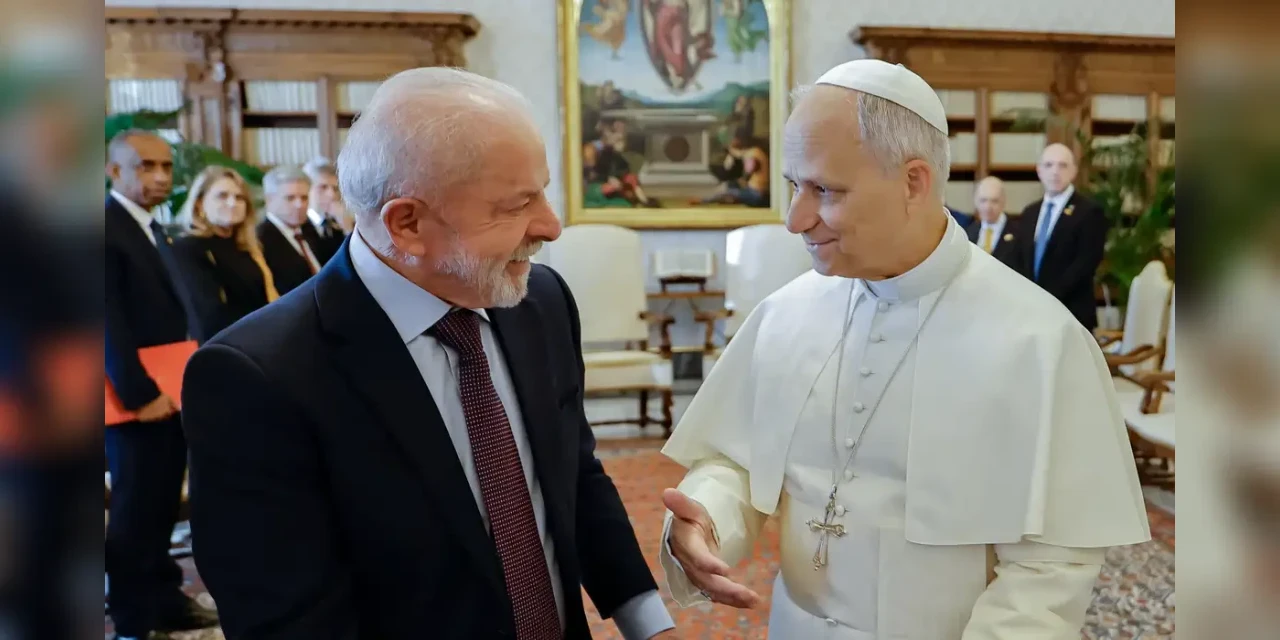 Lula se reúne com papa Leão XIV e faz convite para a COP30